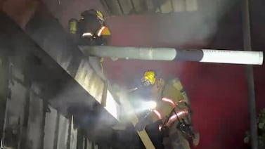 Llamas amenazaron cuartería dentro de unas bodegas en Alajuela y bomberos evitaron tragedia