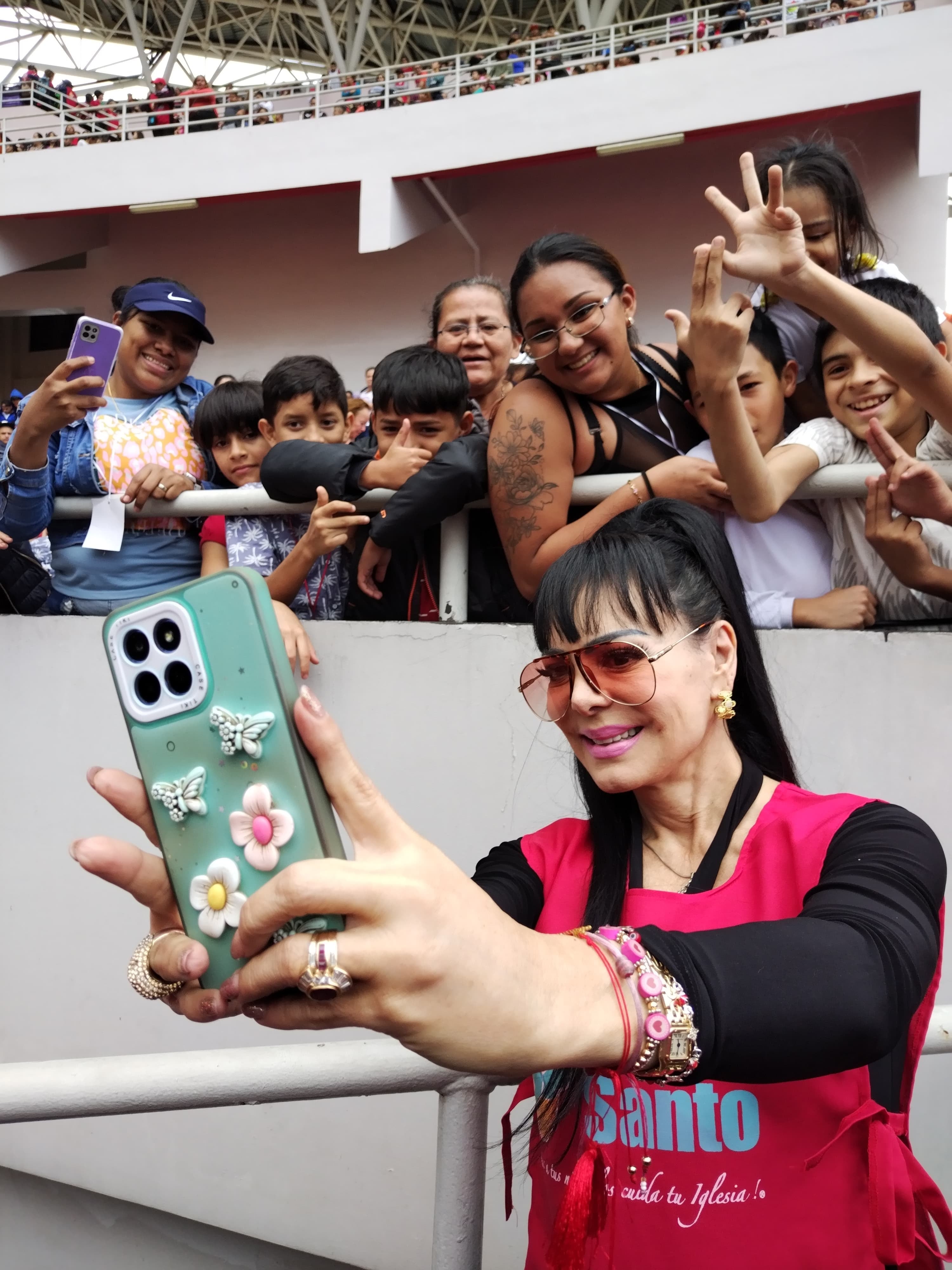 Desde las 8 de la mañana y hasta pasaditas las 3 de la tarde el Estadio Nacional en La Sabana recibió a 35 mil pequeñitos de diferentes partes del país en la 24 Fiesta Nacional de Navidad ¡Jesús: a tus niños los cuida tu iglesia” 2024