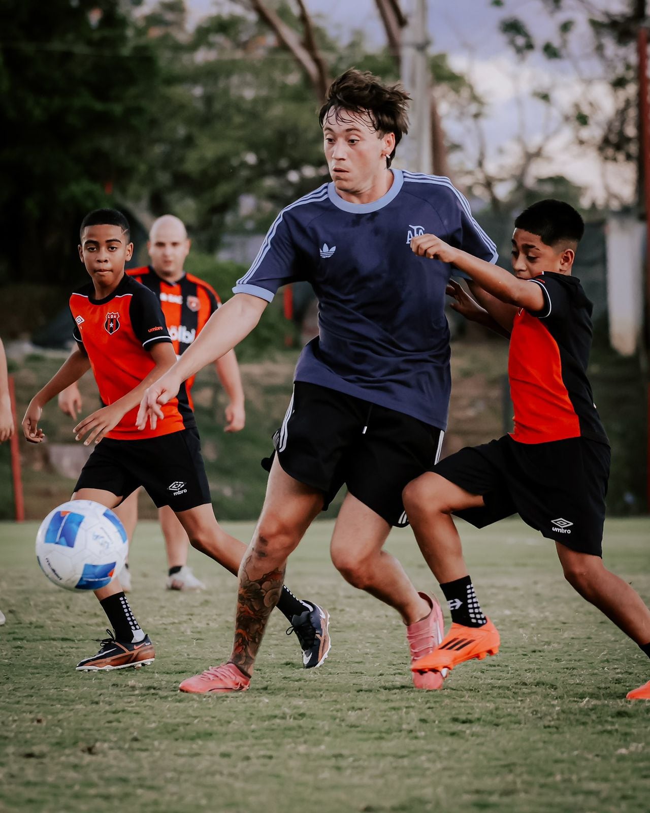 Paulo Londra estuvo este viernes en el Centro de Alto Rendimiento de Alajuelense. Foto: Cortesía LDA