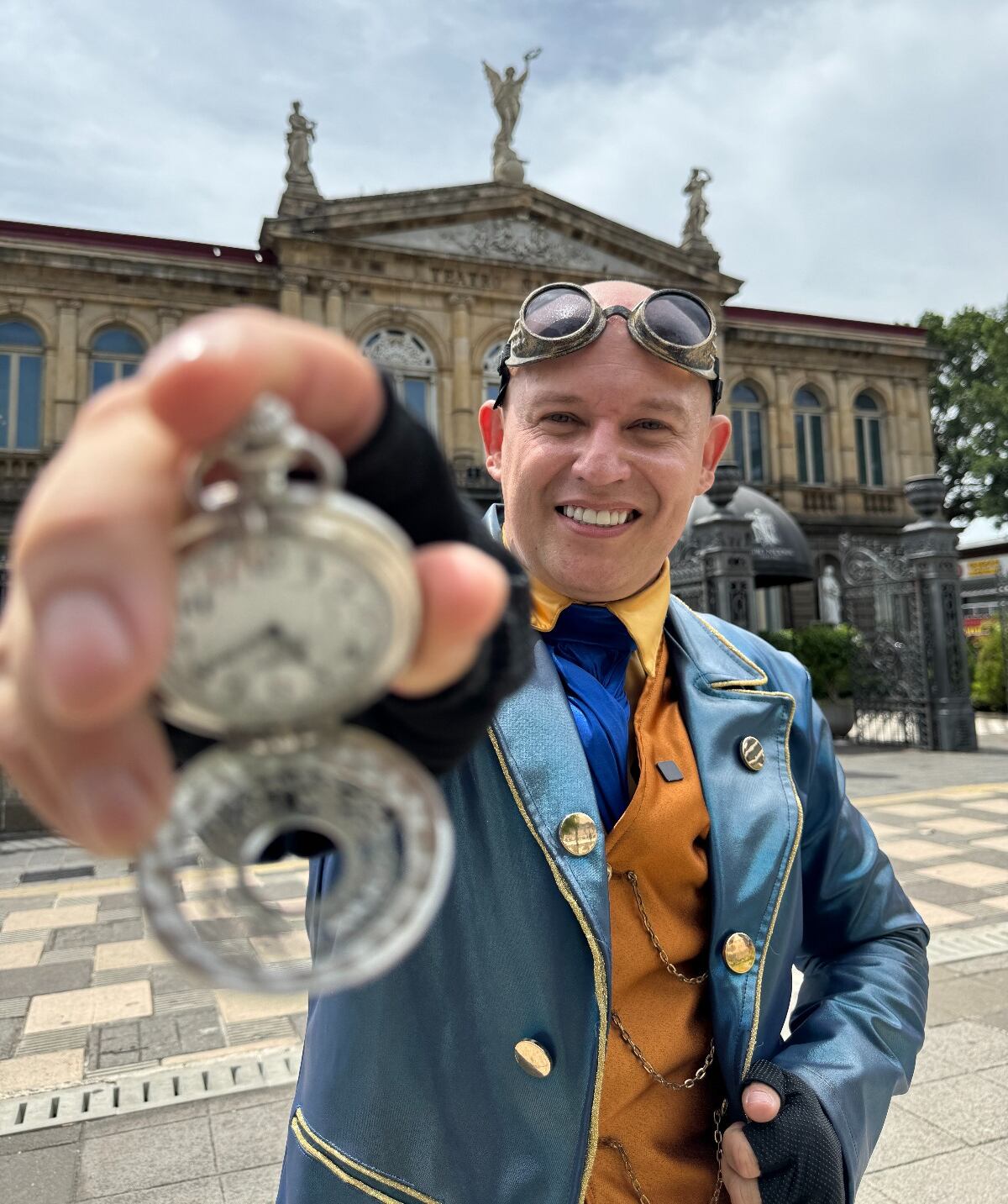 Mario Alfaro, periodista de Informe 11 Las Historias y su sección "El viajero del tiempo"