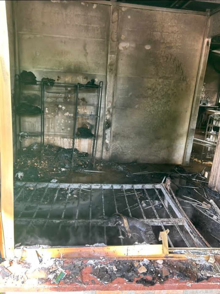 Una familia vecina de Dulce Nombre de Nicoya, Guanacaste tenía siete meses de estrenar una casa de bono, sin embargo la ilusión fue apagada por culpa de un incendio que les destruyó todo. Foto: Winny Duarte