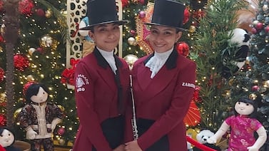 Santacruceñas se ayudan con venta de gallina achiotada y rosquillas para ir al Desfile de las Rosas