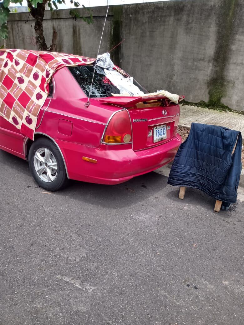 Eduardo Vega Ávila, ahora vecino de ningún lado, con 60 años, hipertenso y quien tiene dos meses de vivir en su carro varado en barrio Vasconia de San José.