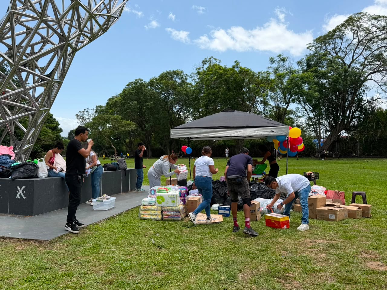 Venezolanos residentes en Costa Rica entregaron alimentos y ropa en el centro de acopio instalado en La Sabana.