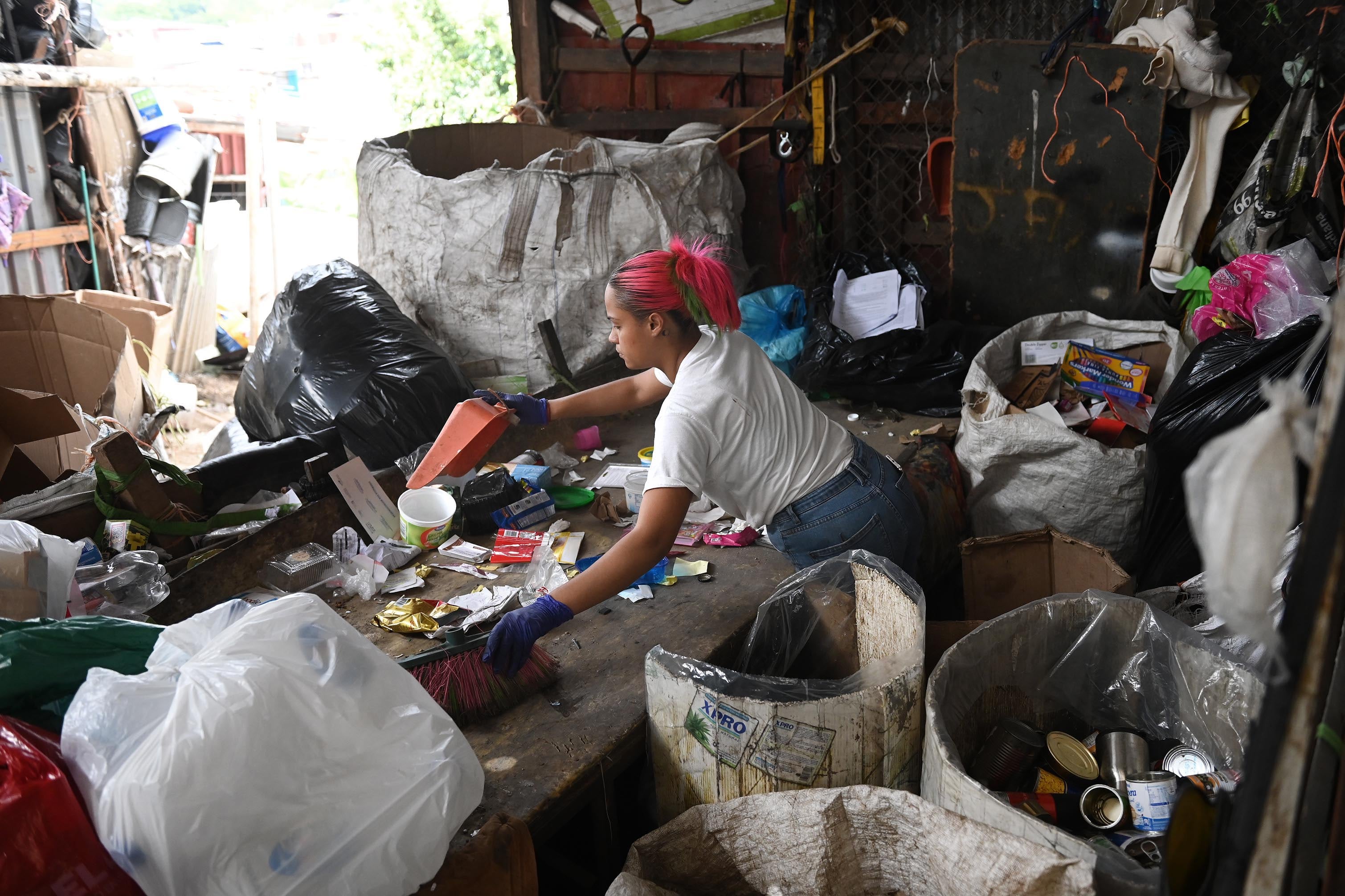29 de abril del 2025. Tirrases de Curridabat. 14:00 hrs. Entrevisra a Patricia Savallos Ríos quién dirije una pequeña planta de reciclaje en Tirrases de Curridabat. Durante muchos años Savallos fue "buzo de la basura" en Río Azul pero debido al cierre del botadero decidió montar su propia empresa de reciclaje que cuenta con tres empleados en la actualidad. En la foto: Retratos de doña Patricia, asi como de Keyden Quirós empleado de la planta. Foto: Albert Marín para La Teja.