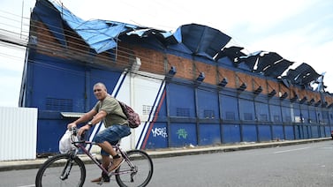 Cartaginés toma desesperada medida por reparación del techo del estadio Fello Meza