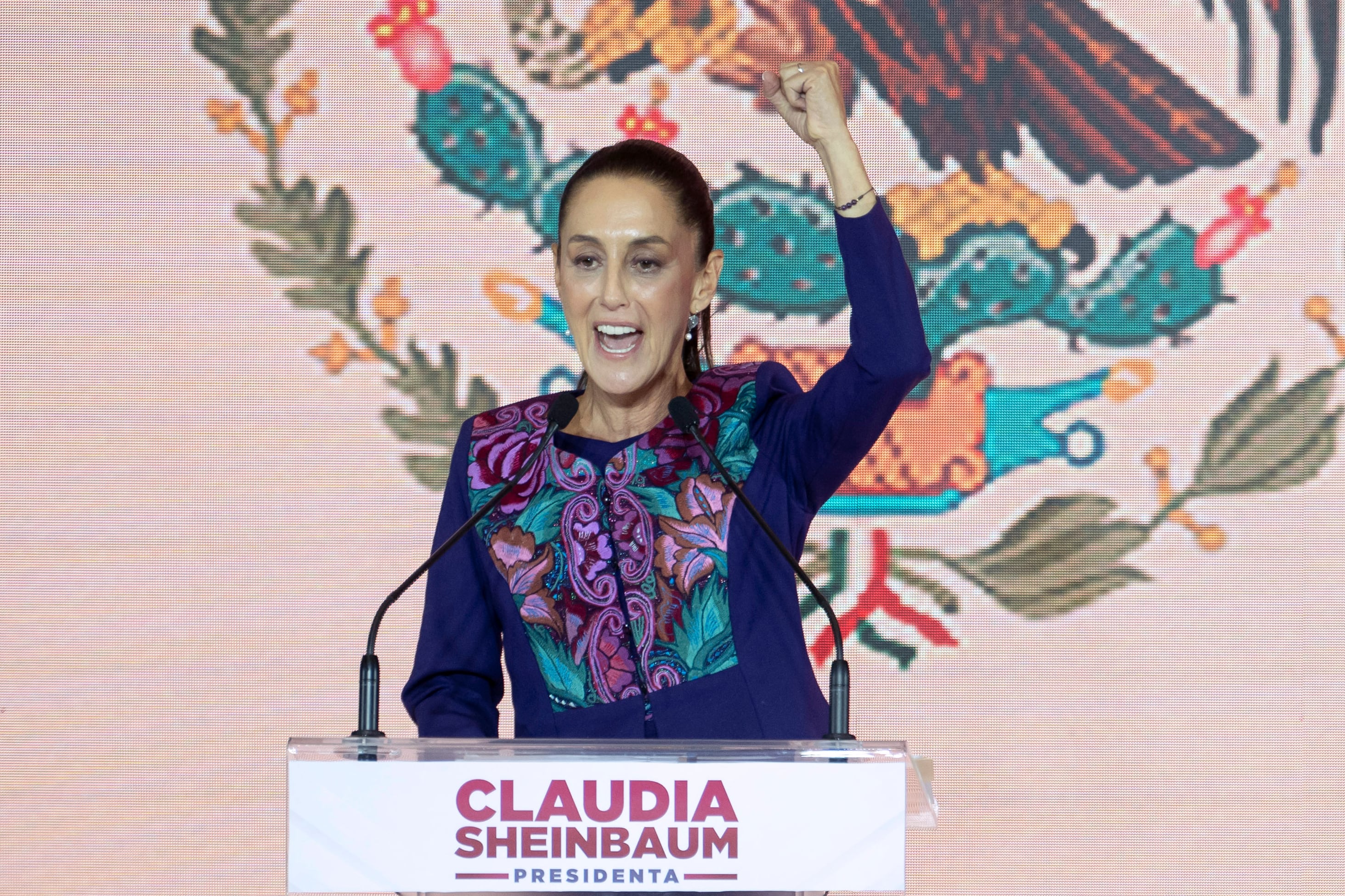 La candidata presidencial de México por el partido Morena, Claudia Sheinbaum, celebra tras los resultados de las elecciones generales en la Ciudad de México, el 3 de junio de 2024. Claudia Sheinbaum iba a ser elegida la primera mujer presidenta de México, según mostraron las encuestas a pie de urna, un hito en un país con historia. de violencia de género. (Foto de Gerardo Luna/AFP)
