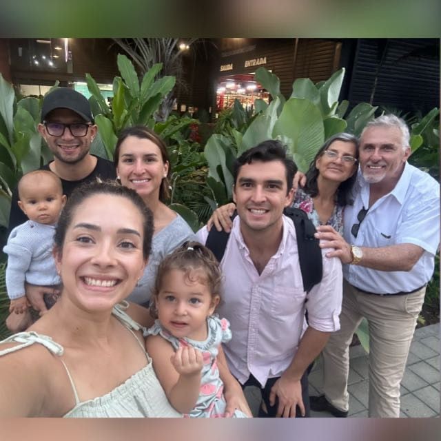 Max Mena, quien fue 14 años presentador del estado del tiempo en Canal 7, se lanzó como candidato a Alcalde de Alajuela. En la foto junto a su esposa doña Teresita Arguedas y los hijos Max el mayor y Fanny la menor, además de Olivia y Ana, las dos nieticas.