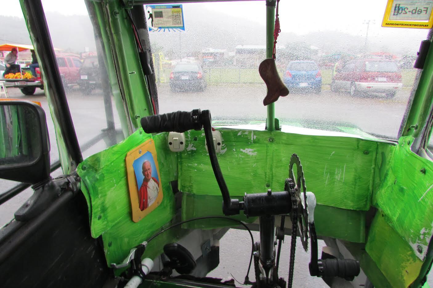 Carro hecho con la combinación de una silla de ruedas y una bicicleta para tranposrtar a Orlando Arias.