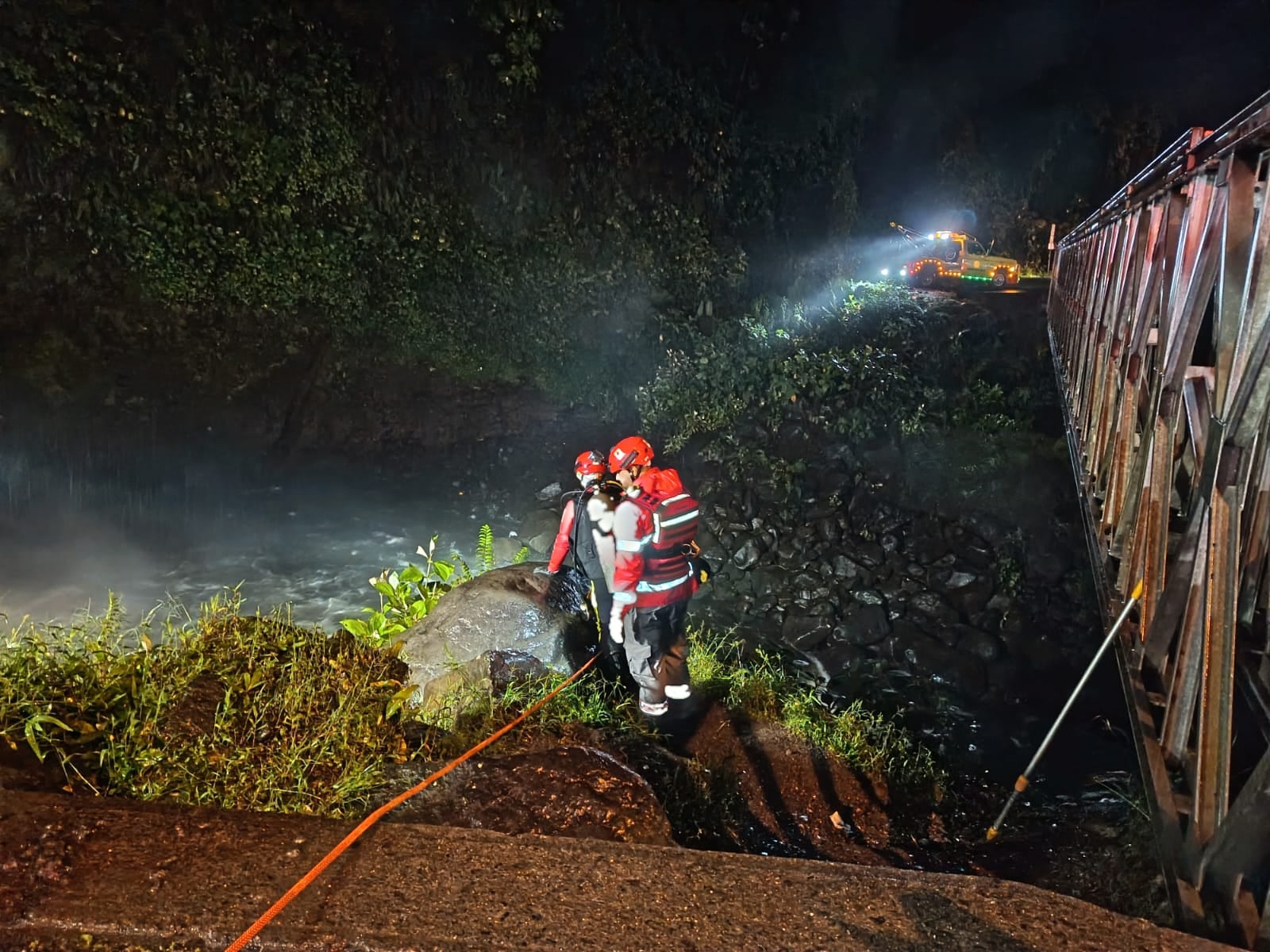 La Cruz Roja en la búsqueda de una tercera persona dentro del vehículo accidentado en la catarata de La Paz.