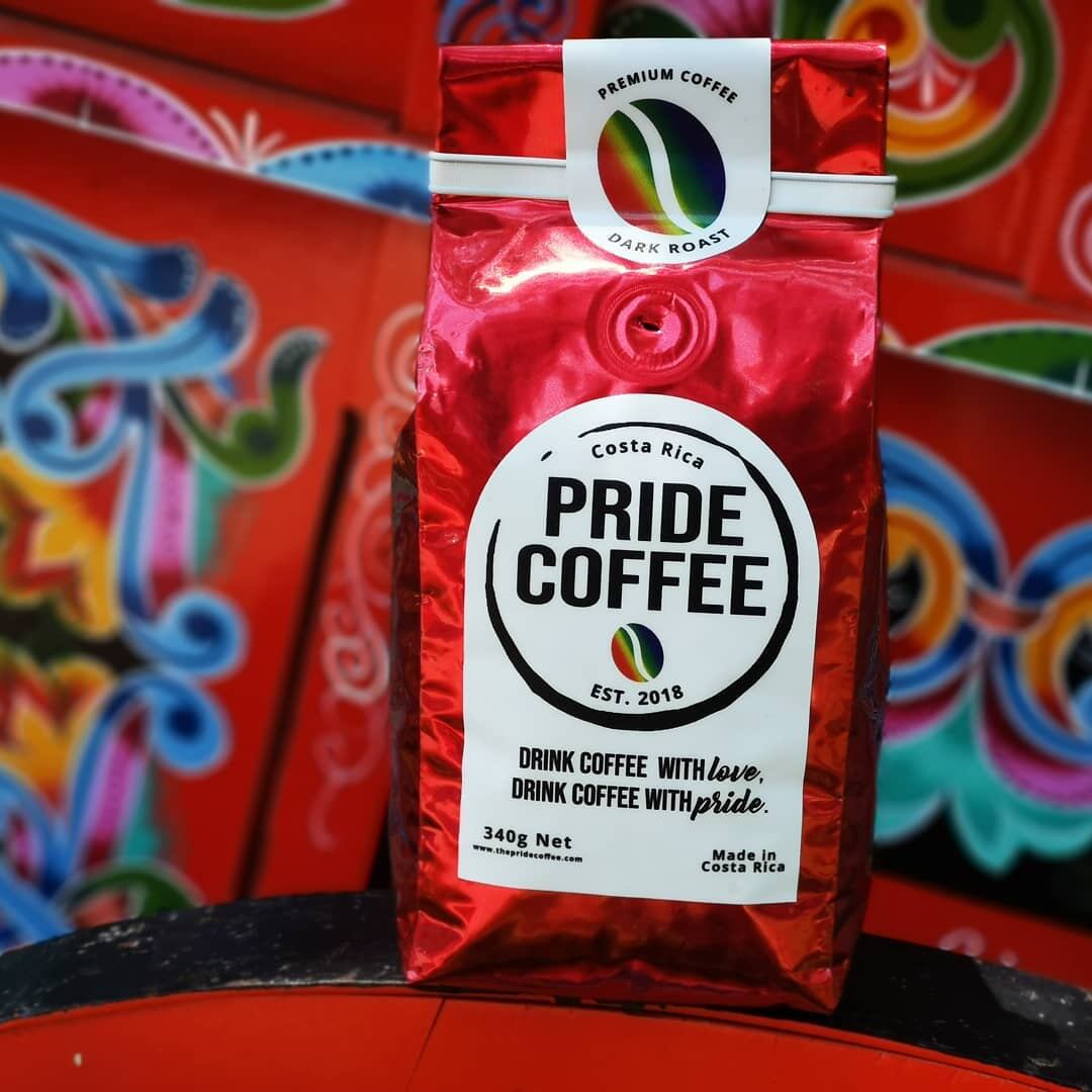 Detrás de cada bolsita de Pride Coffee hay una historia que huele a esperanza, que sabe a justicia y que arde con el fuego del orgullo. La historia la escribe Julio César Calvo Murillo