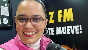 A querida locutora de Zeta F.M., el amor le llegó directo a la cabina de radio