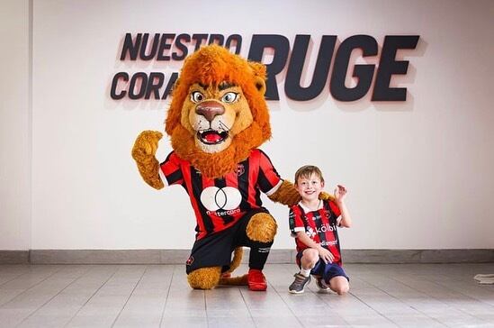 El pequeño José Miguel Marín conoció este viernes al León y a los jugadores de Alajuelense.