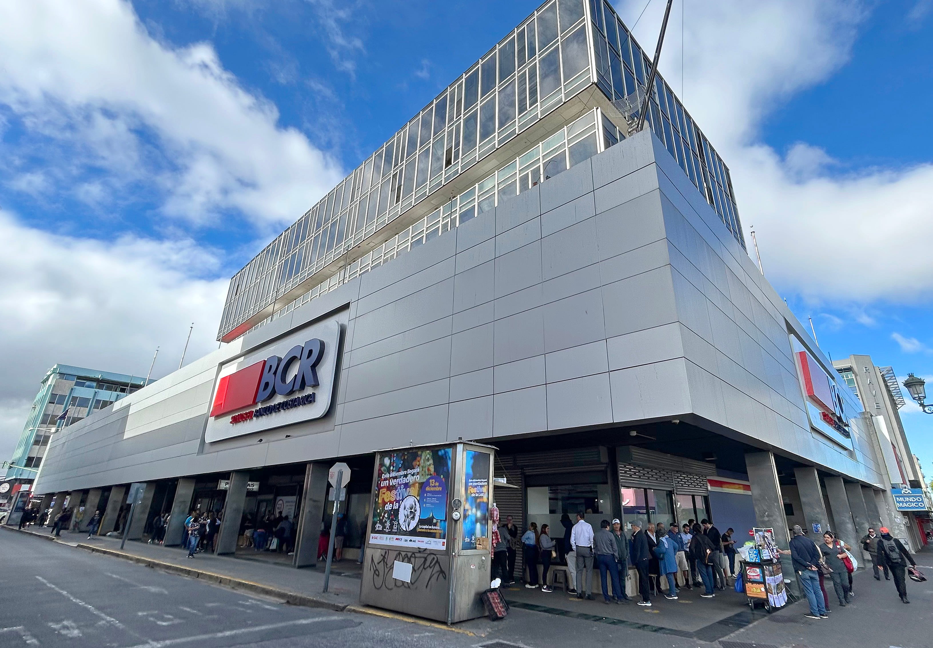 बीसीआरमध्ये एकत्रित नाणी मिळविण्यासाठी रांग