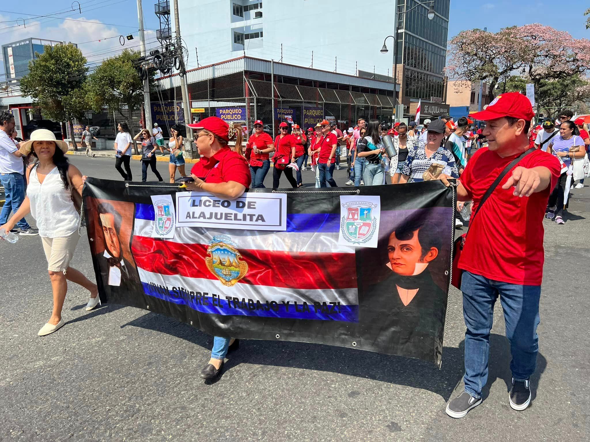Profesores y personal del sector de la educación se lanzaron a las calles este miércoles para reclamar puntualidad en pagos.