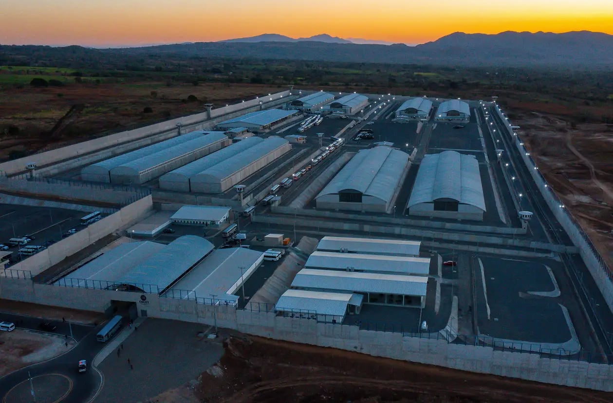 El Centro de Confinamiento del Terrorismo (Cecot) es la prueba material de la política contra las pandillas que sostiene Nayib Bukele, presidente de El Salvador, desde hace casi dos años. / Foto: La Nación de Argentina
