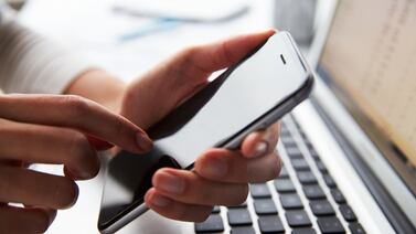 ¿Qué se debe desconectar primero, el cable del celular o del toma corriente?