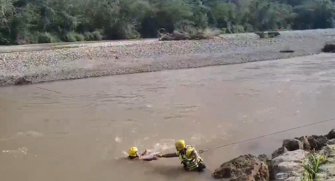 Rescate de dos jóvenes en el río Barranca
