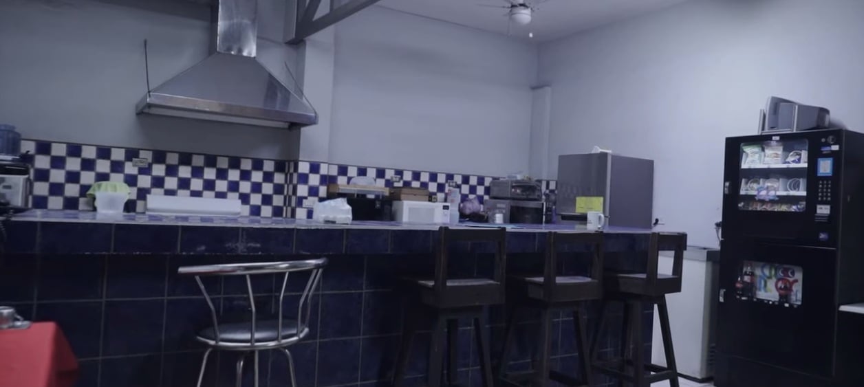 El temido Hombre del Sombrero, una de las figuras paranormales más inquietantes que se han reportado en Costa Rica, también ronda el edificio de la Cadena Radial Costarricense, ubicado en La Uruca.