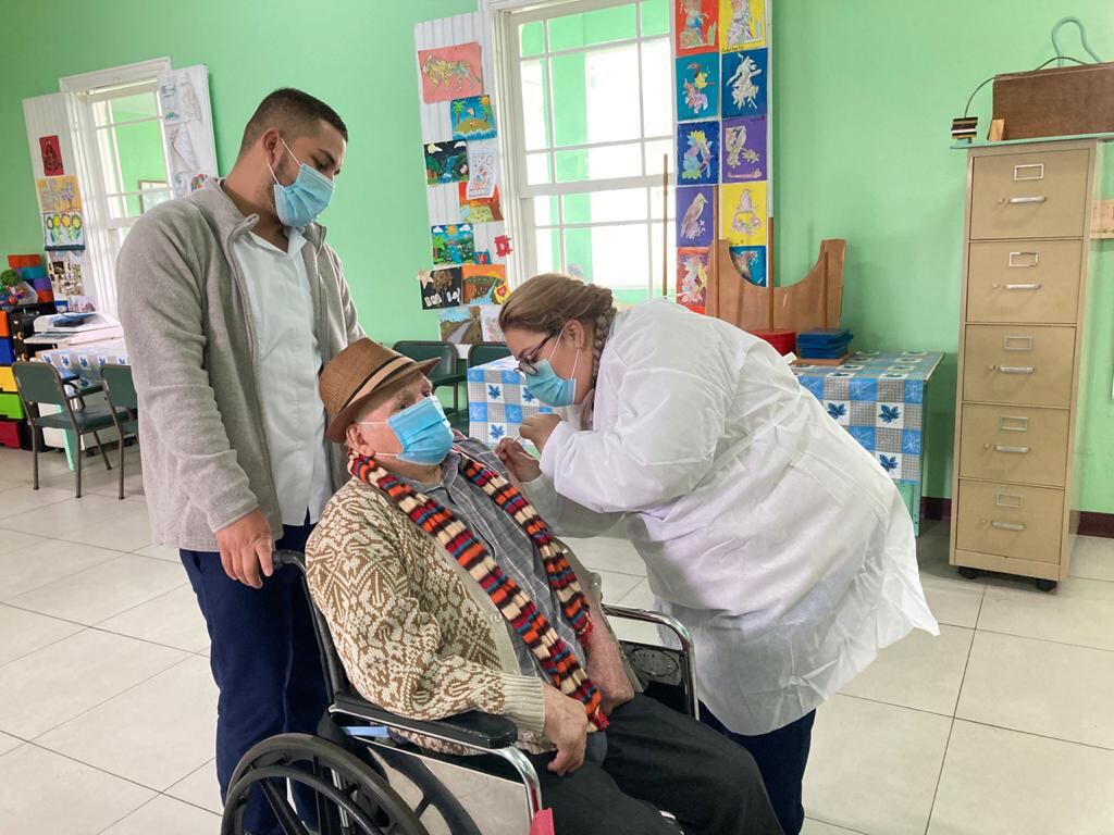 Yendry Aguilar Estrada, de 29 años, Miriam Álvarez Marín de 46 años y Marjorie Camacho Alvarado de 40 años. Las tres son asistentes técnicas de atención primaria en salud (ATAPS) del área de salud Cartago, son el trío dinámico que vacuna