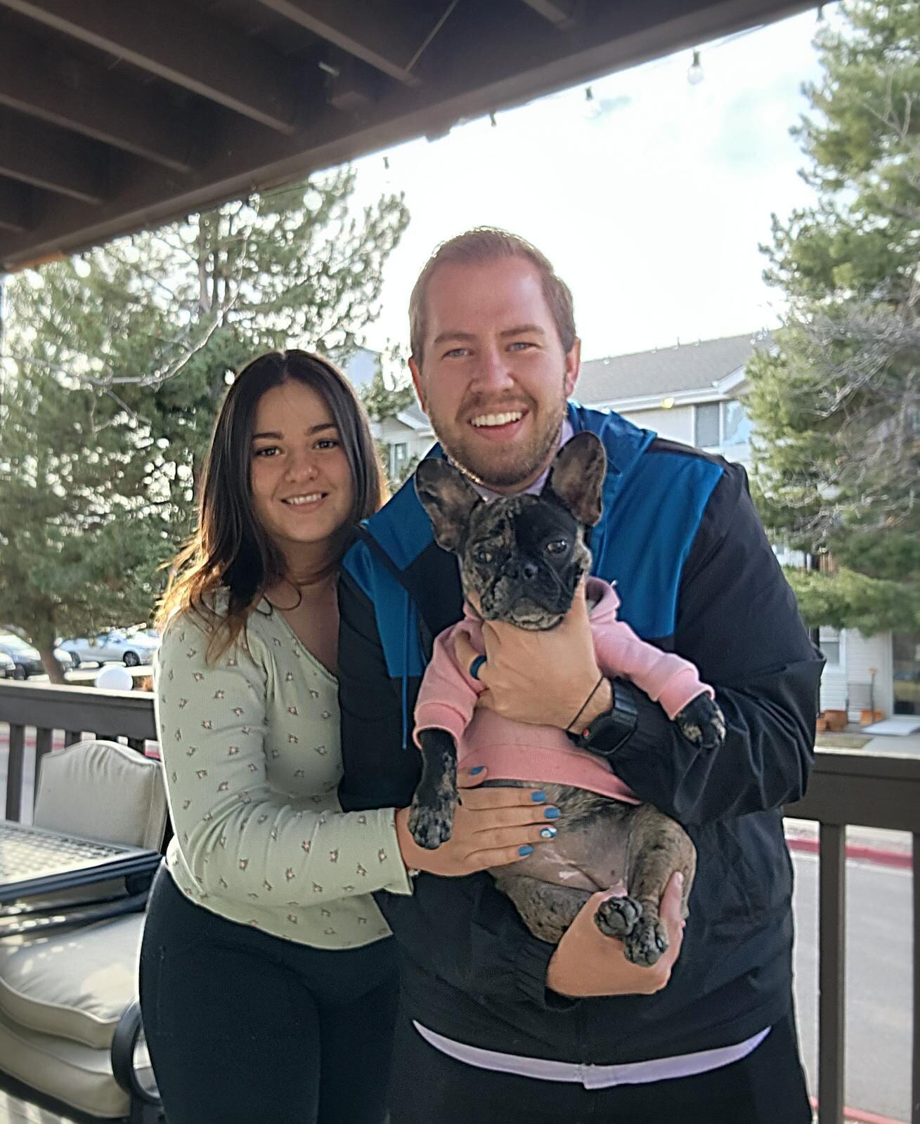 Daisy es una perrita bulldog francés que tiene 9 meses, nació en Cartago, se crio en Atenas y desde hace 5 meses se fue para Estados Unidos para sacar el título de soporte emocional para humanos. En la foto, su mamá humana, Karina Herrera Quesada (tica) y a su papá humano, Aaron Sharp (gringo)