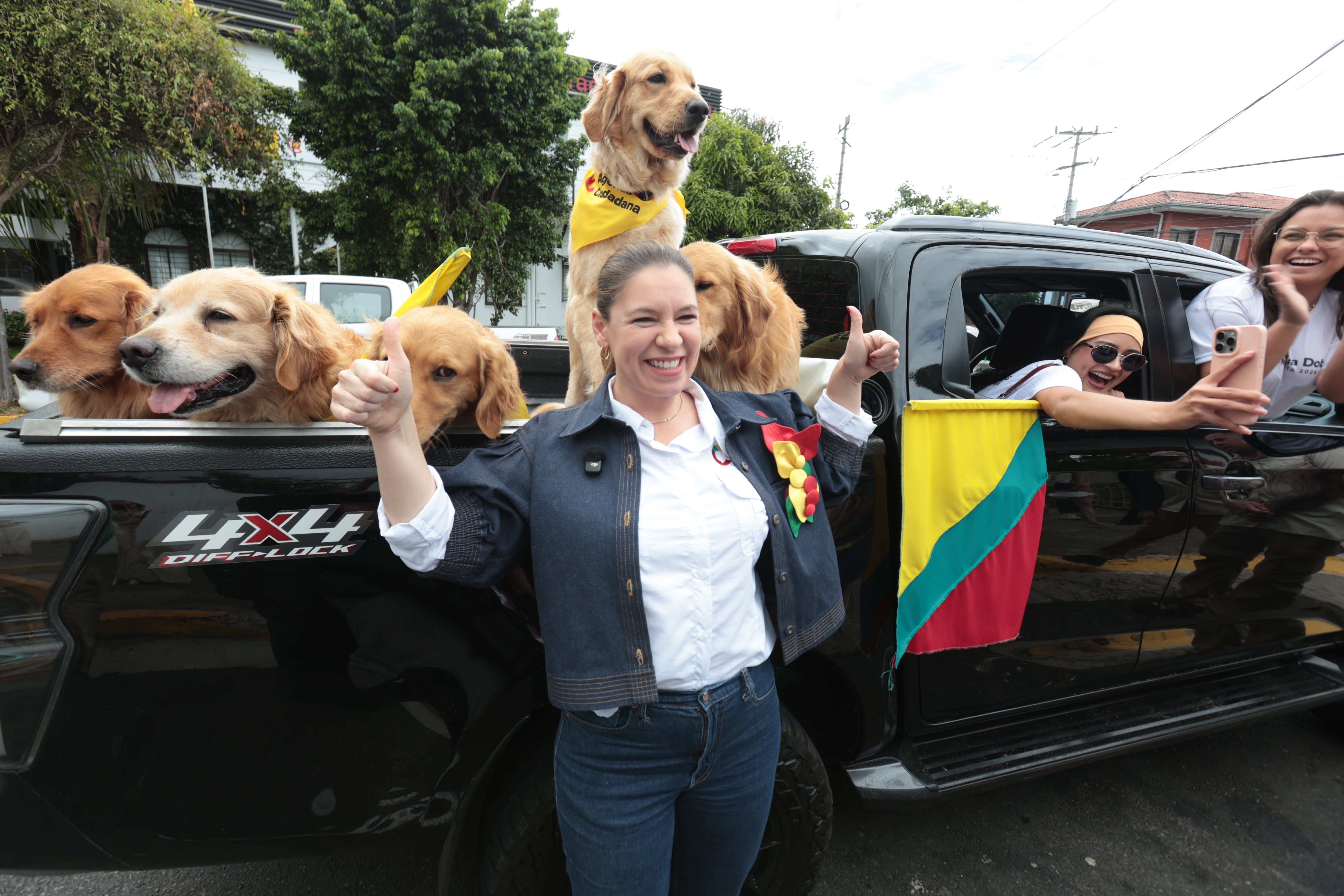 01/02/2026/ Claudia Dobles comparte con simpatizantes en barrio Escalante previo a su almuerzo / foto John Durán