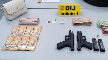 Detienen a pareja armada que llevaba cerca de ¢8 millones en efectivo dentro de carro