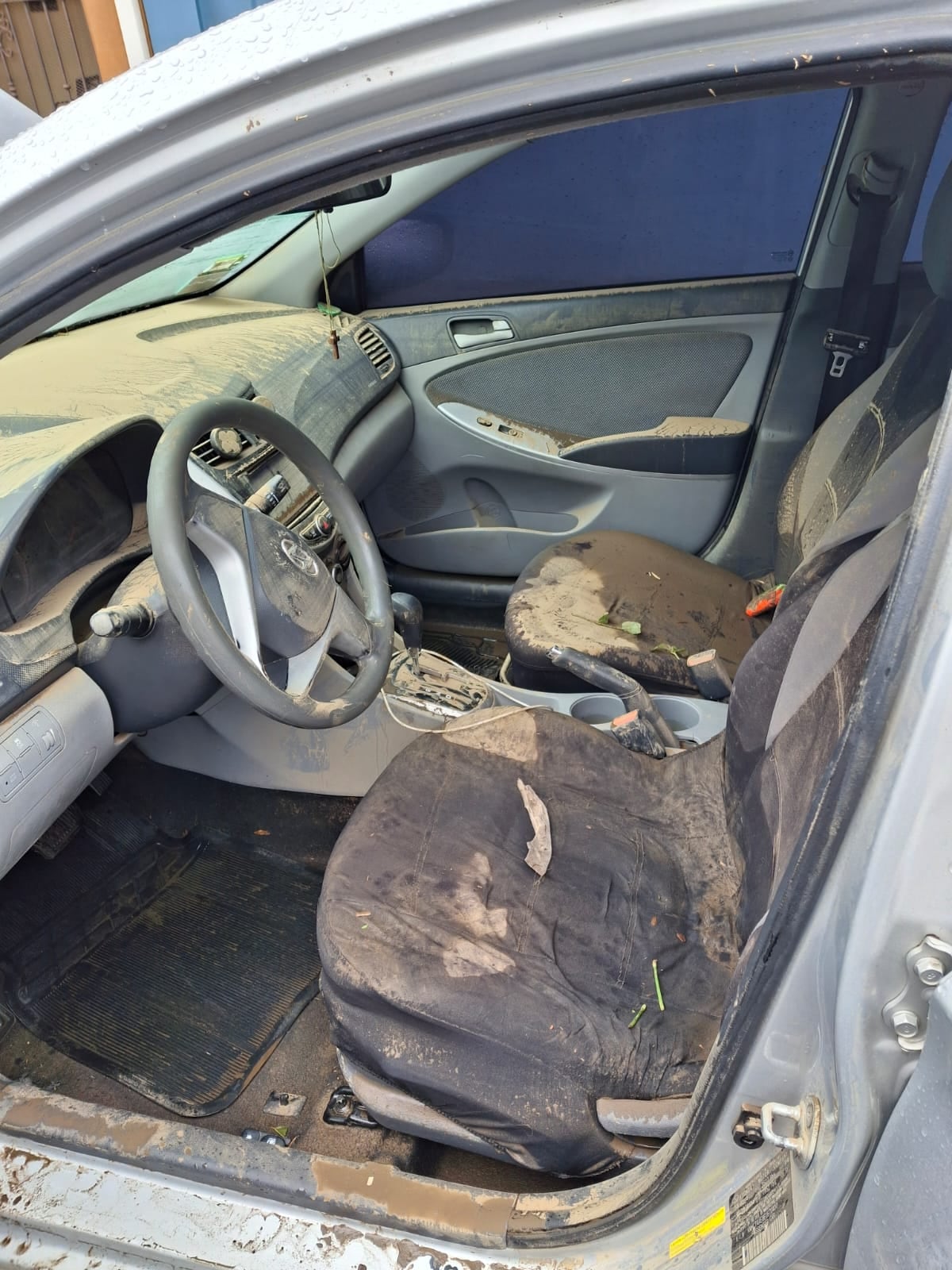 Conductor afectado por inundación en San Pedro. Foto Anthony Sánchez.