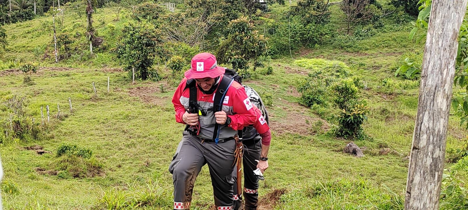 El hombre fue rescatado luego de que los socorristas caminaran cuatro horas. Foto: Cruz Roja