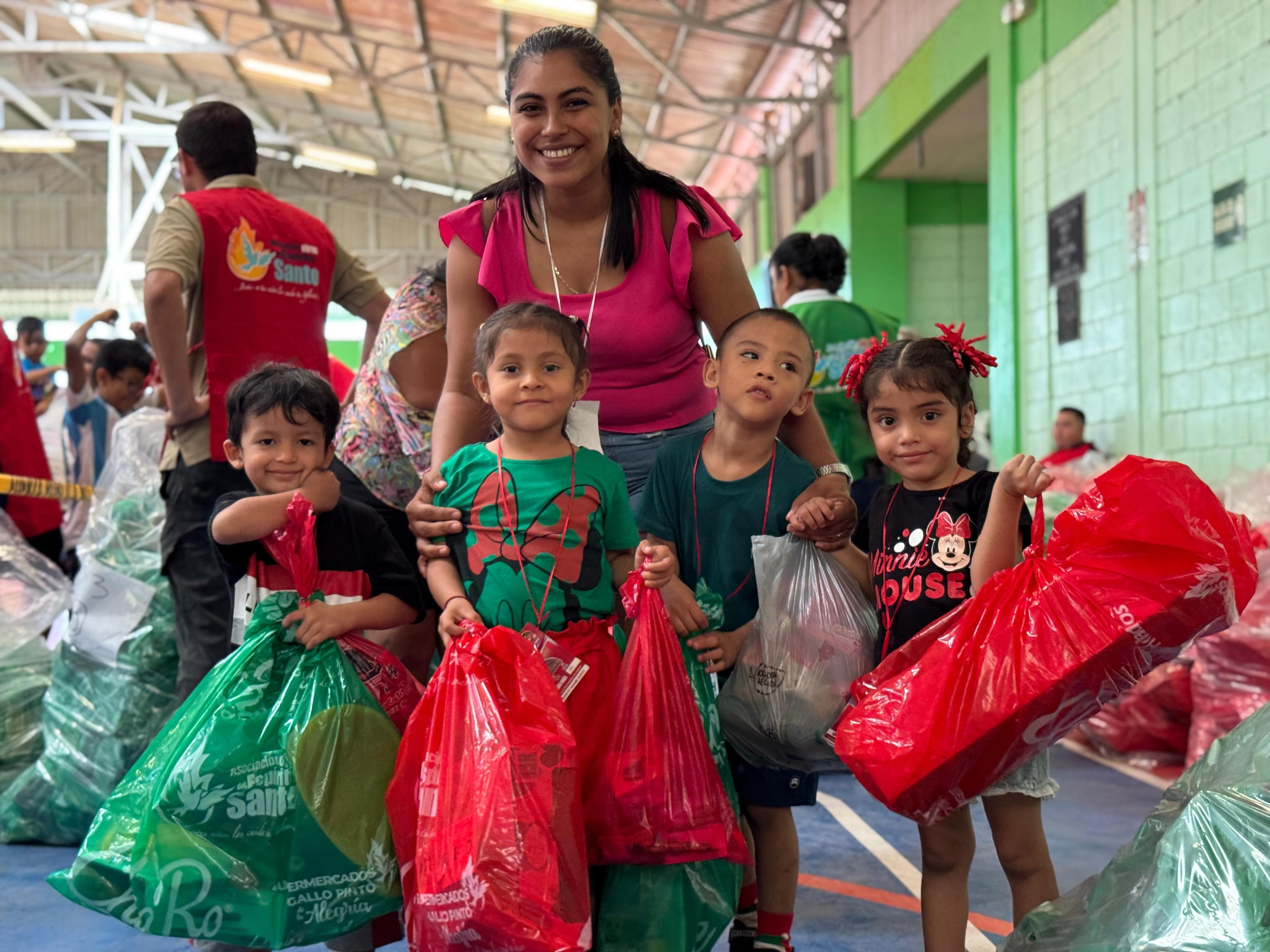 El padre Sergio Valverde, director y fundador de Obras del Espíritu Santo, le cumplió el sueño a un niño de Liberia a puro fútbol. El pasado martes 17 de diciembre fue un día muy especial porque comenzó la edición 24 de la Fiesta Nacional de Navidad ¡Jesús: a tus niños los cuida tu iglesia!, dedicada este año a los pequeñitos afectados por las inundaciones en el país.