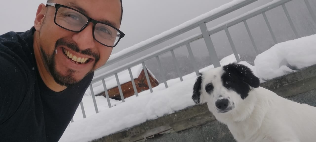 Don René Sandoval, su esposa (Laura Sánchez) y sus dos hijas componen una familia tica que vive en Armenia y viajará a Roma para votar el 1 de febrero, dejando en casa a la perrita Sol