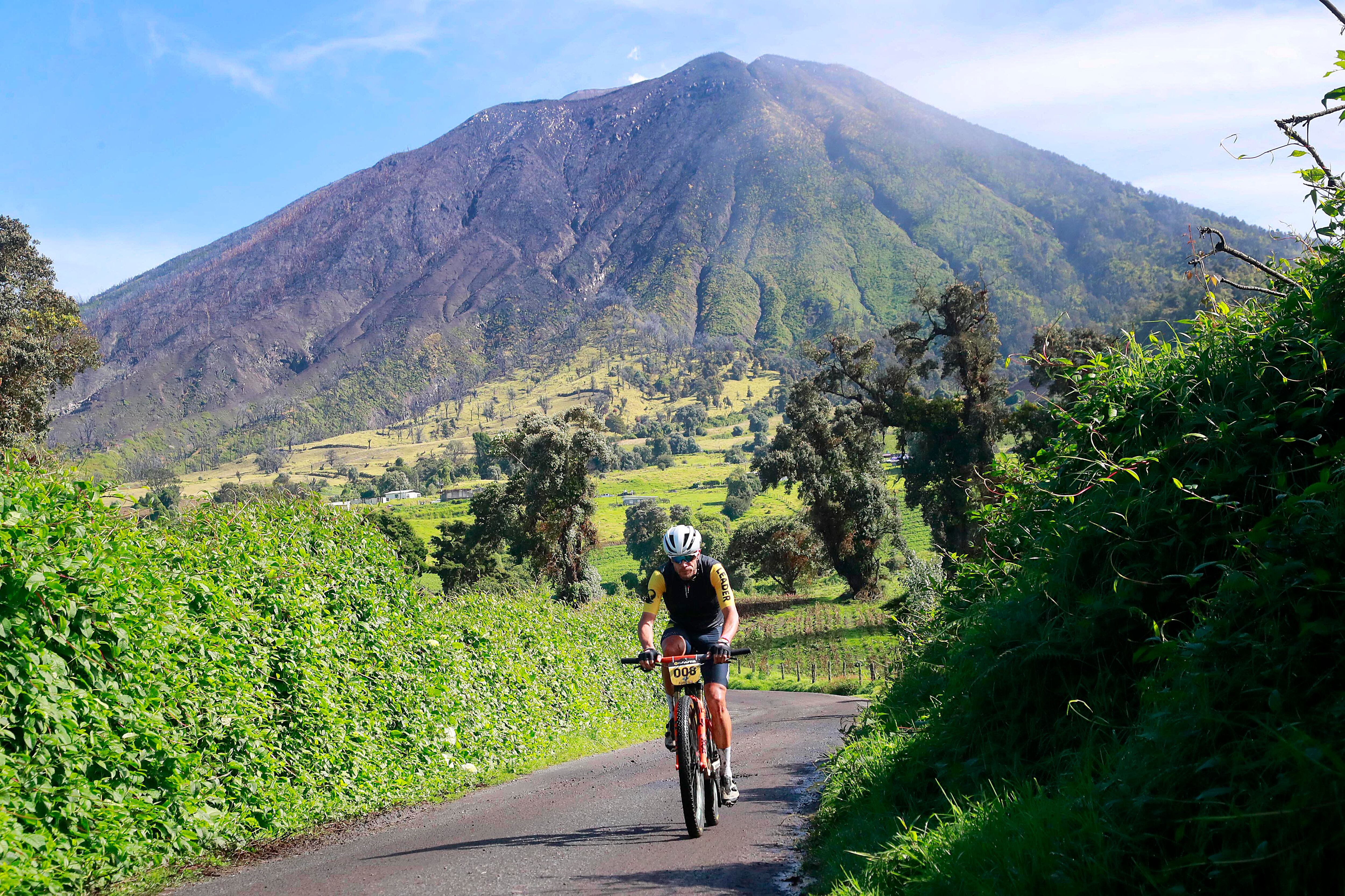 01/12/2023 Turrialba-Tres Ríos. Segunda etapa de la Ruta de los Conquistadores, la competencia de ciclismo de montaña de renombre mundial, ahora conocida como La Ruta. En esta ocasión, por el cambió el rumbo, diferente a las anteriores 28 ediciones, empezó en el Catie y se enrumbó hacia la Pastora de Irazú, pasando por La Central, en las faldas del Volcán Turrialba. El recorrido incluyó calles de lastre y trillos hasta concluir en la pista de Mountain Bike Oikoumene, en Tres Ríos.