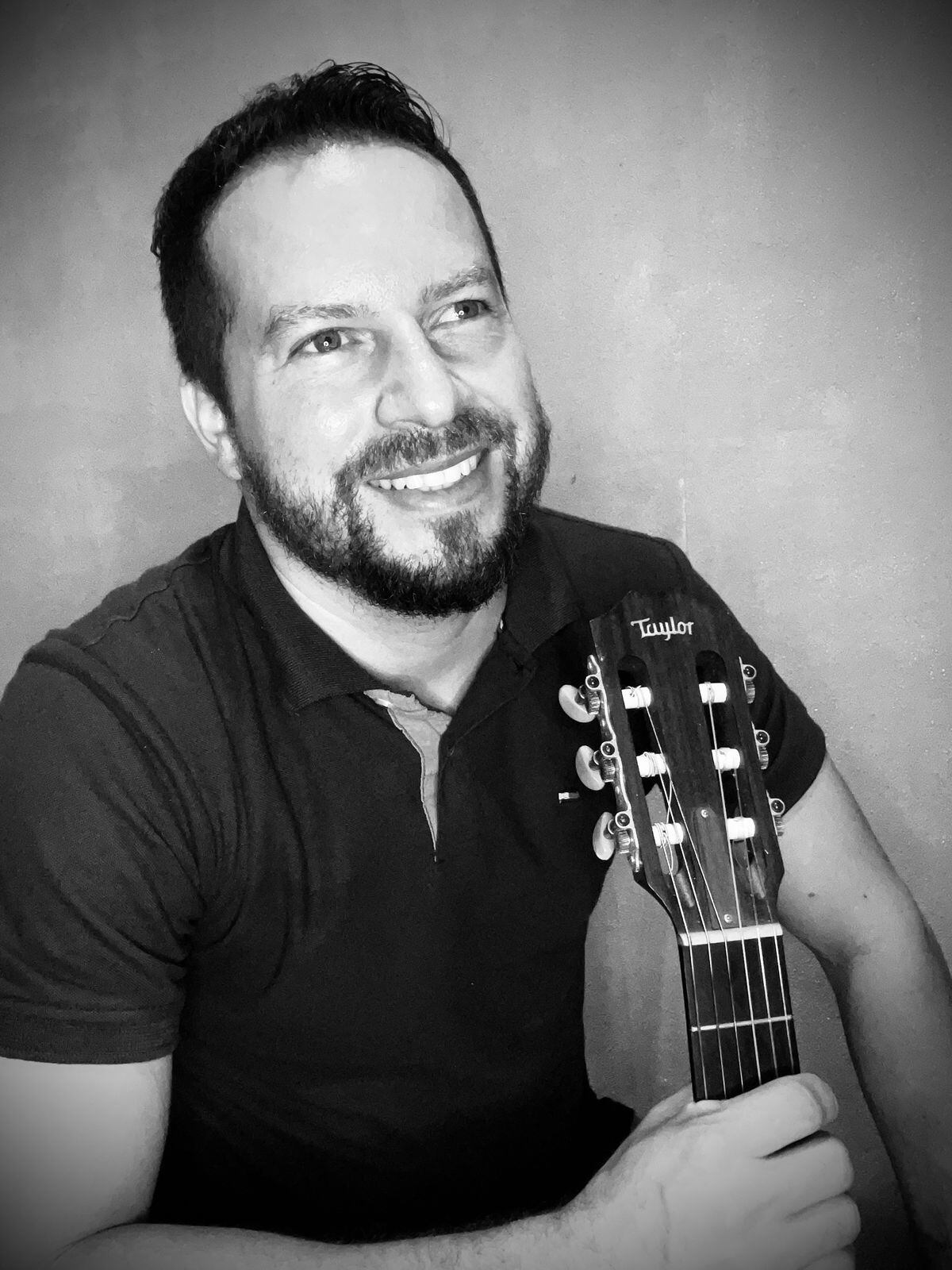 El maestro de Música, Jonathan Camacho Mora, compuso la canción “Imagina, crea y crece” para celebrar la fiesta patria 2023. Él también grabó y editó el video.