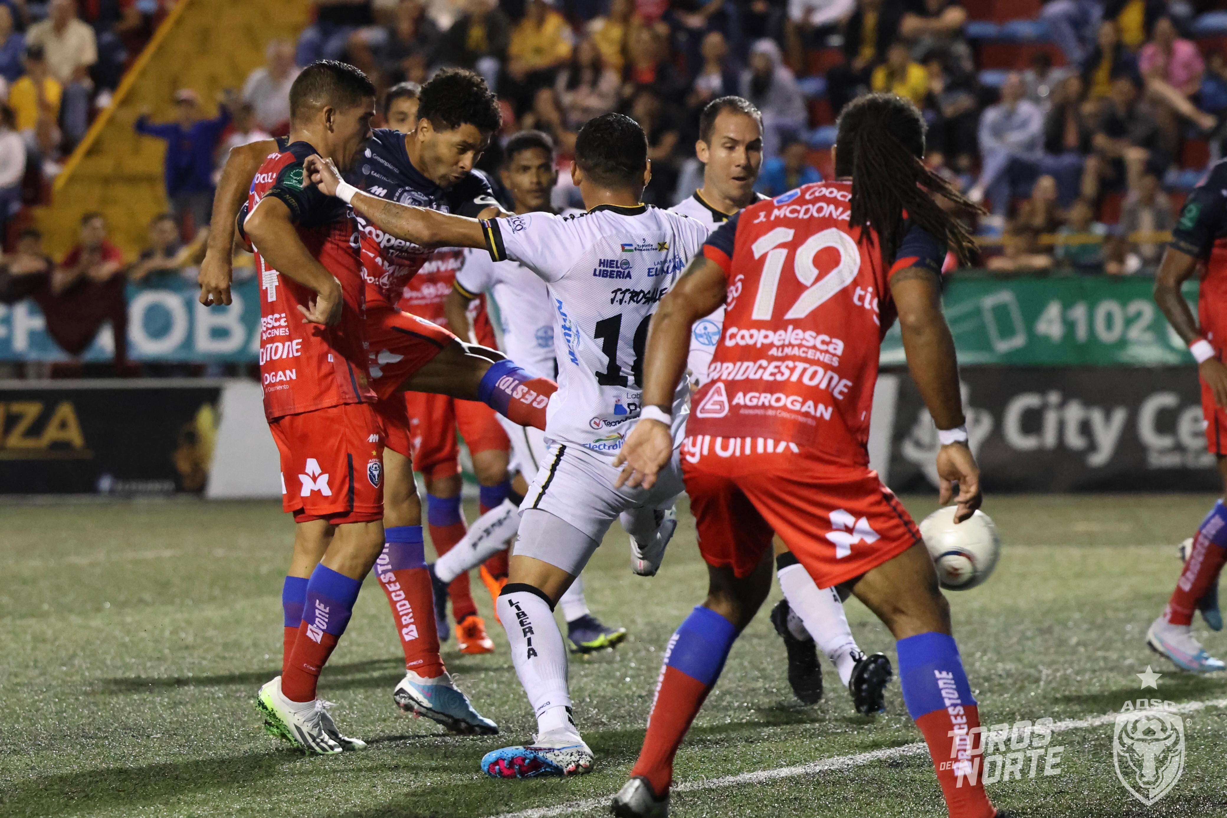 Álvaro Saborío entró al juego y con su anotación encaminó el triunfo de San Carlos contra Liberia.