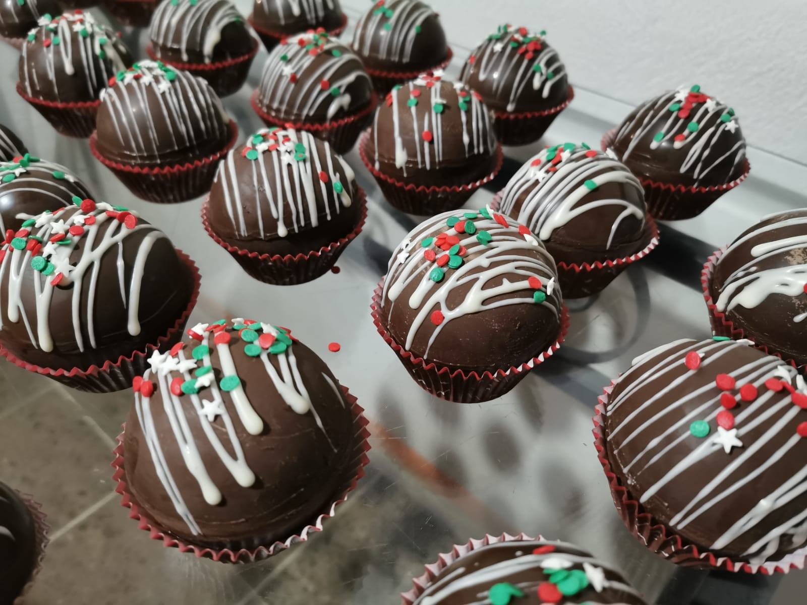 Aprenda hacer chocobombas esta Navidad (Foto cortesía de Lilis Bake Shop)