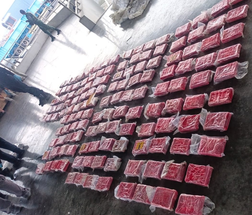 Dos policías y un conductor detenidos tras hallazgo de 160 kilos de cocaína en Moín