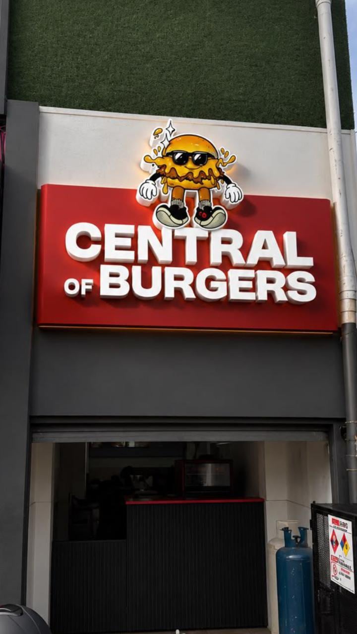El emprendedor Derek Sánchez pasó de llevar la parrilla que se ganó en “Guerra de Hamburguesas” amarrada a su moto a abrir un nuevo local, luego de que el primero le quedara pequeño por la cantidad de clientes.