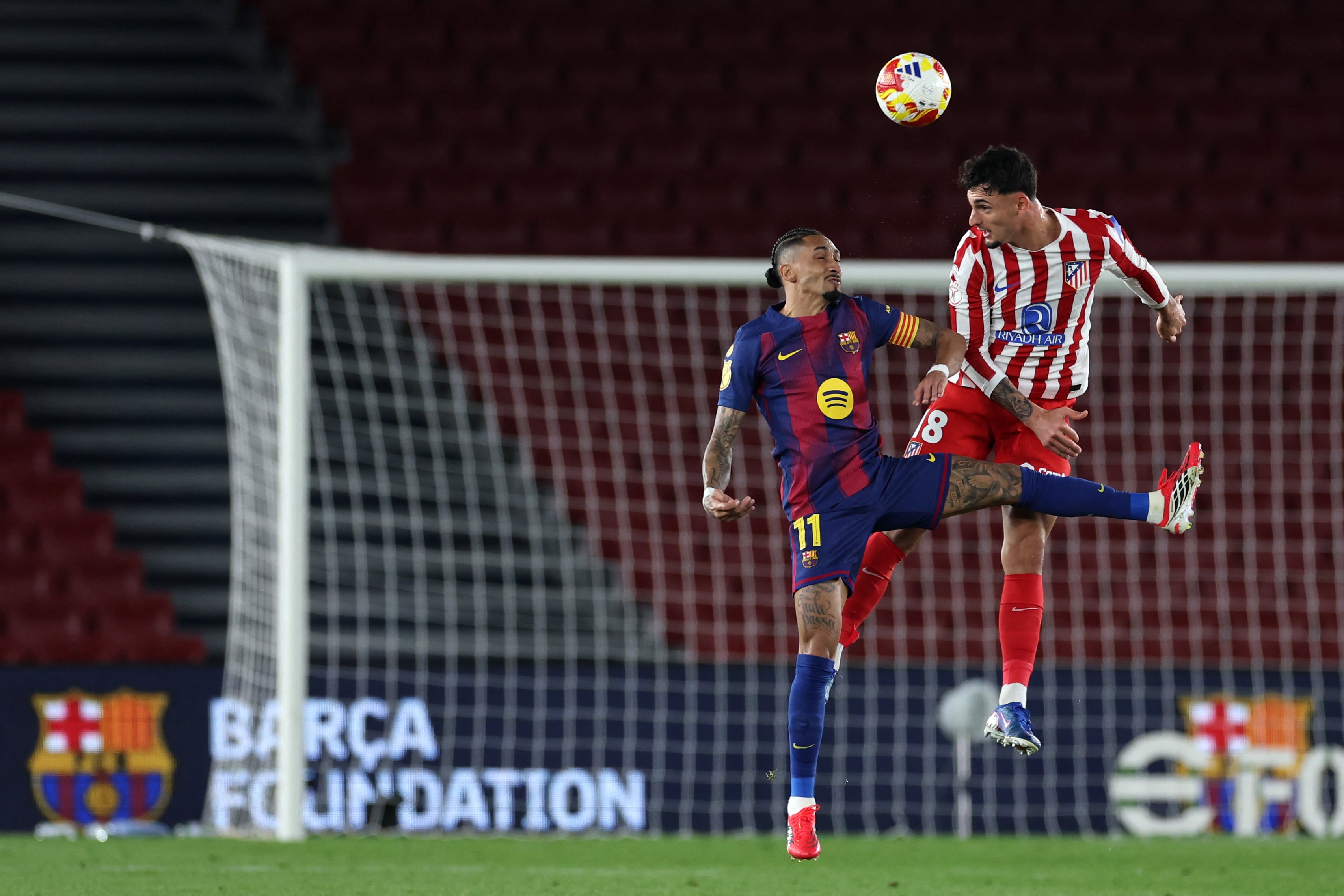 En el Barcelona reclaman una supuesta mano del jugador del Atlético de Madrid Marc Pubill