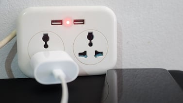 ¿Cómo limpiar los enchufes e interruptores de su casa, para remover las manchas amarillas?