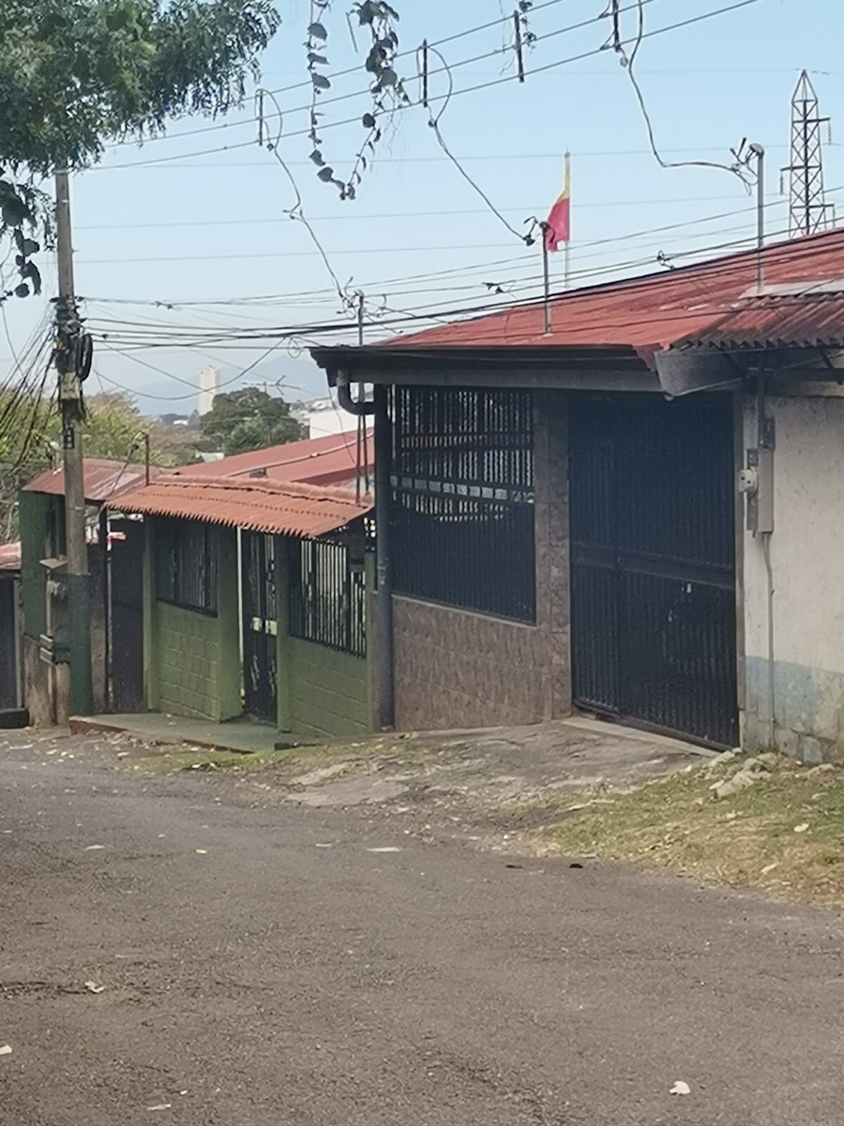 En la casa de Mario, el sobrino de Marianella ondea la bandera rojiamarilla. Cortesía.