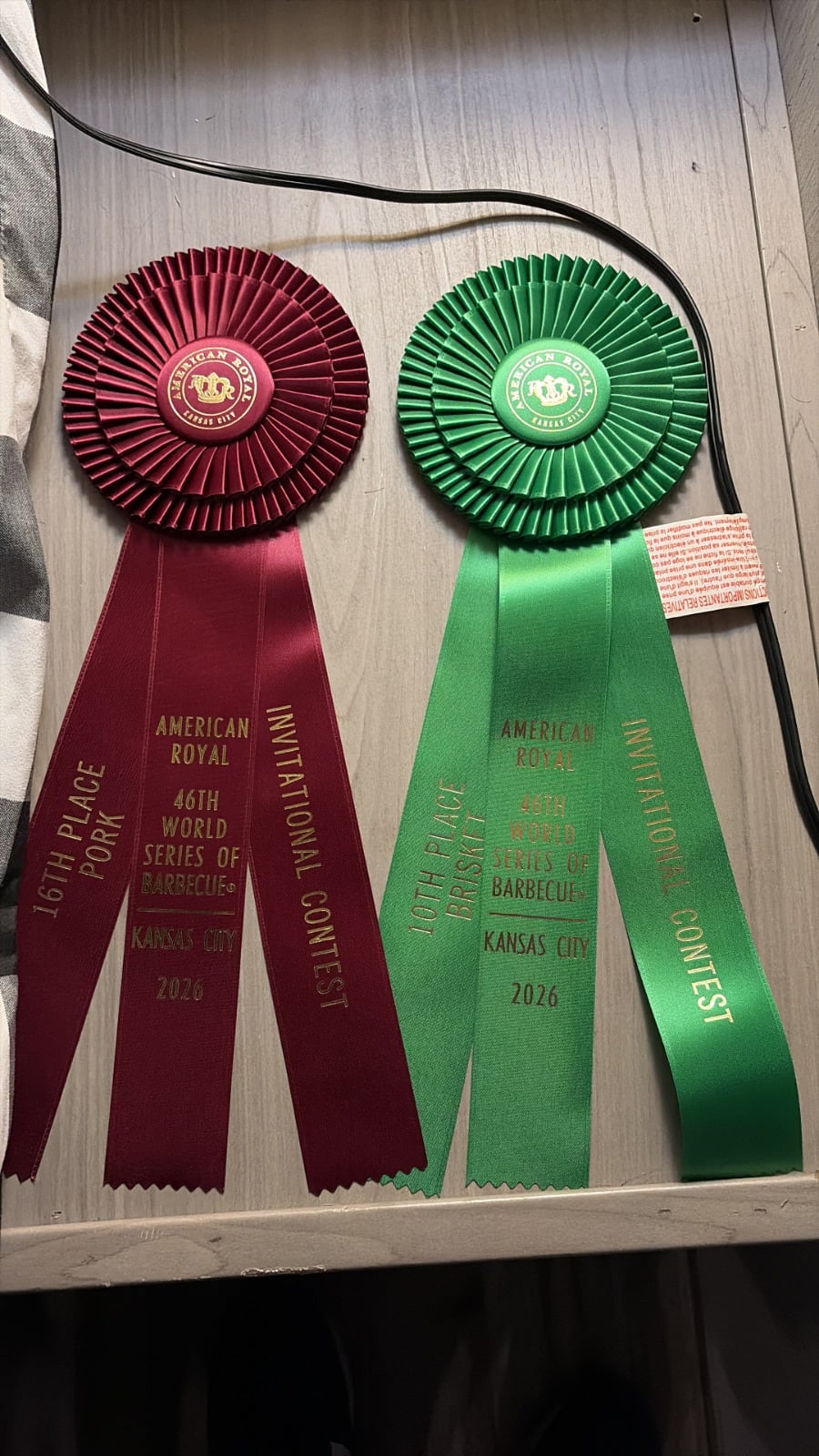Club Carbón CR de la Escuela Costarricense de Parrilleros, terminó en el puesto 31 entre 158 equipos campeones y metió la carne de res en el Top 10 mundial. José Pablo Fallas, capitán de Club Carbón CR, el equipo lo completan Kevin Porras y Óscar Arias, instructores de la Escuela Costarricense de Parrilleros.