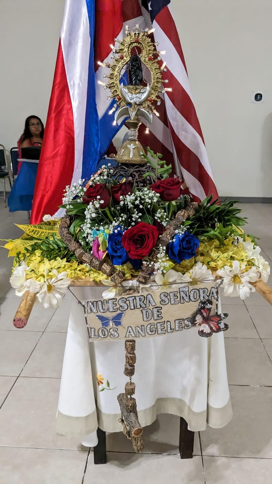 A 2.200 kilómetros de la Basílica de los Ángeles, una parejita tica en Miami se ha encargado de que la Negrita no esté sola. 
Carlos Hernández, de Guadalupe, y Guiselle Villalobos, de Moravia, son esposos desde hace 24 años, padres de Arianna y Karla, y devotos sin medida de la virgencita de los Ángeles.
Desde el 2009 organizan en su parroquia Cristo Rey una misa especial para honrar a la Patrona de Costa Rica, acompañada de bailes típicos, comidas ticas y hasta la giganta y el gigante.