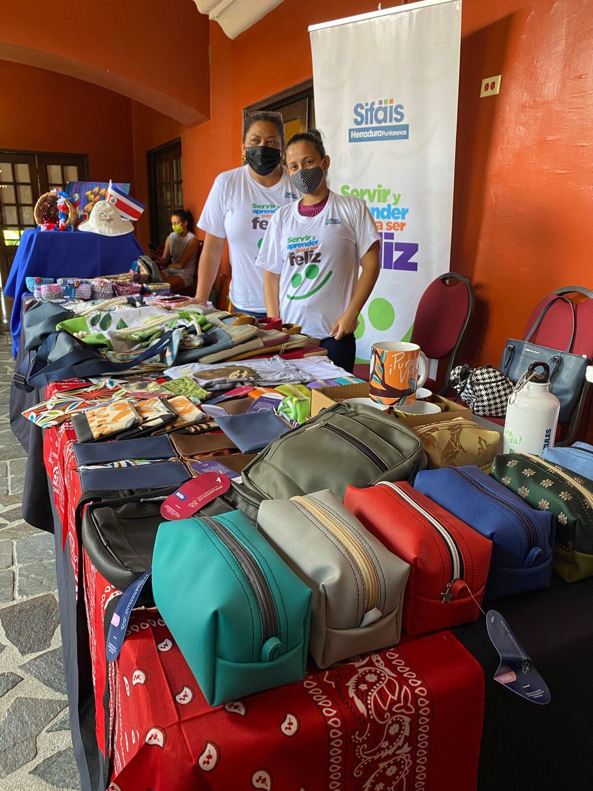 Entre costuras. Así se llama el programa que enseña a hombres y mujeres a coser, en la Fundación Sifais, sede Pacífico Central.