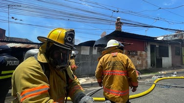 Fuego desata emergencia en Alajuela: dos personas tuvieron que ser rescatadas