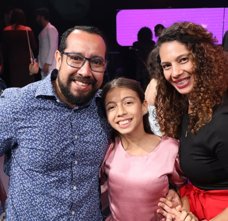 Vivianne Juárez, participante de Nace una estrella, y sus papás