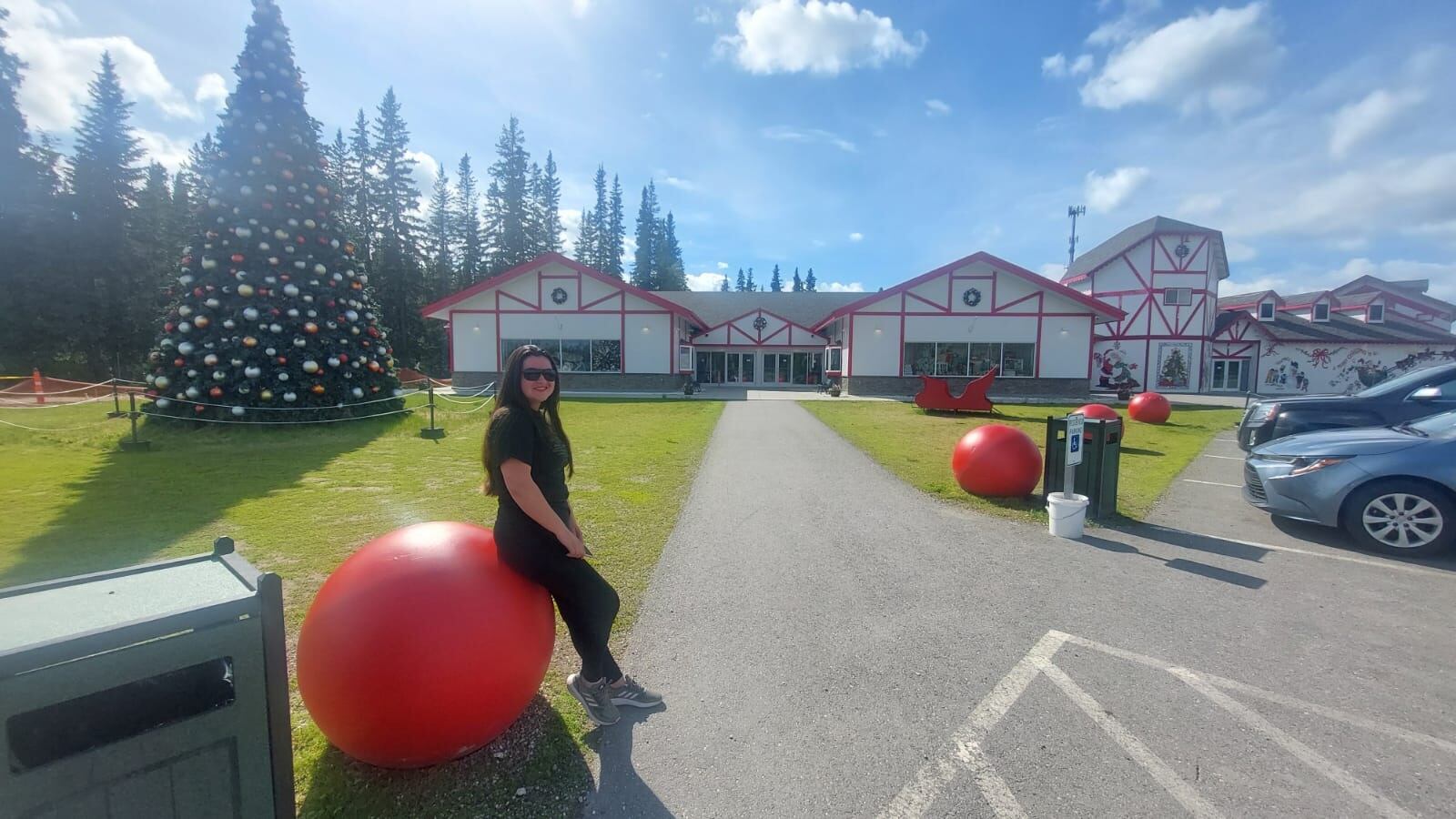 El matrimonio tico de Maureen Martínez Chacón y Eduardo Castro Muñoz, nos enseñan la Casa de Santa en Alaska.
