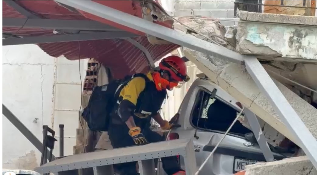 Bomberos ticos buscan posibles sobrevivientes en Venezuela