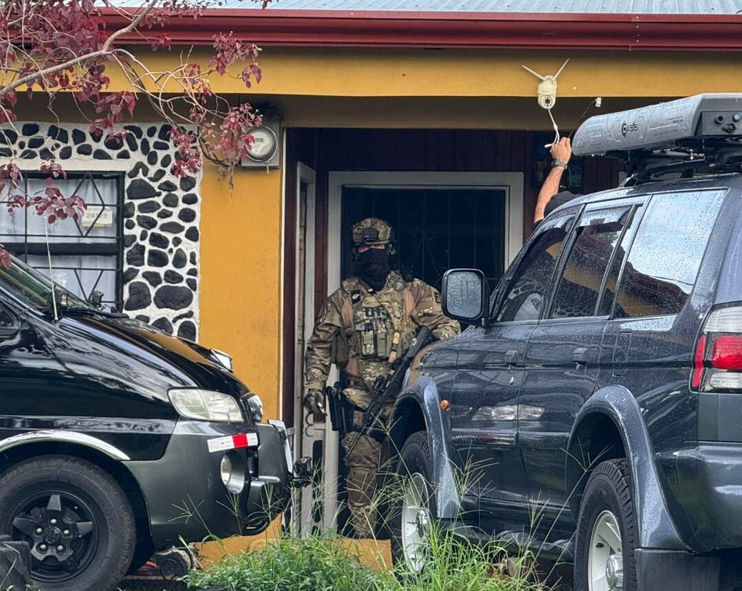 Agentes de la SERT y el OIJ este 2 de setiembre en uno de los allanamientos en Carrillos de Alajuela en la casa del presunto líder de la organización. Fotografía: