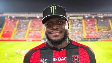 Derrick Lewis, luchador de la UFC, quedó encantado con ambiente en estadio de Alajuelense