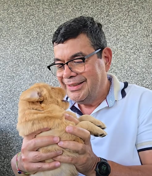 Marcelo Castro y su nuevo perrhijo.